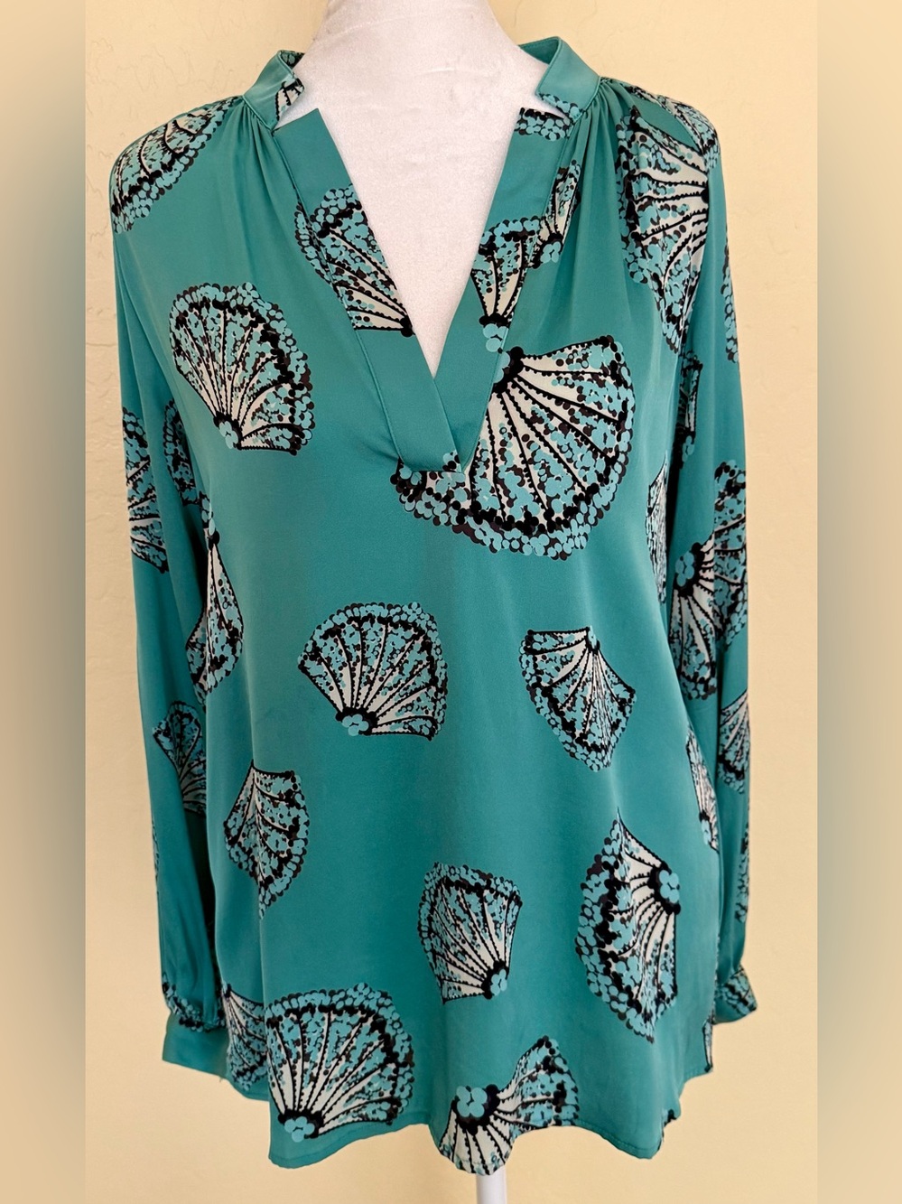 TUCKER Fan Print Popover Split Neck Teal Turquoise Blouse Silk Blend SZ M Resort